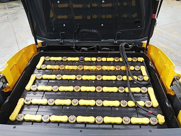 Bộ bình axit chì sử dụng cho dòng xe nâng Komatsu FB25-12. Đây là dòng ắc quy được sử dụng phổ biến tại thị trường Việt Nam.