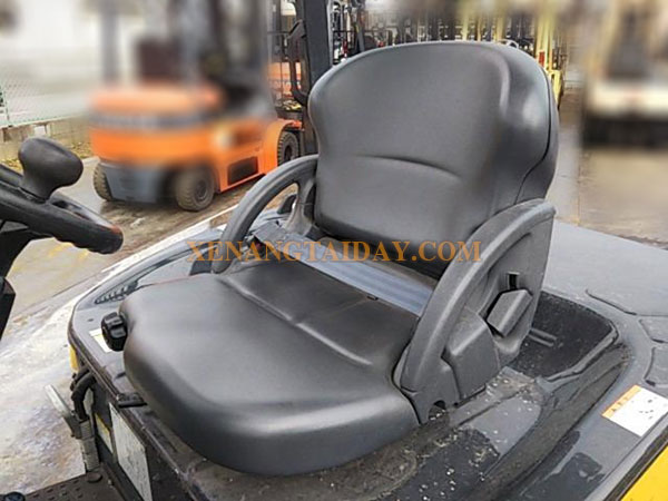 Xe nâng điện ngồi lái KOMATSU FB25-12