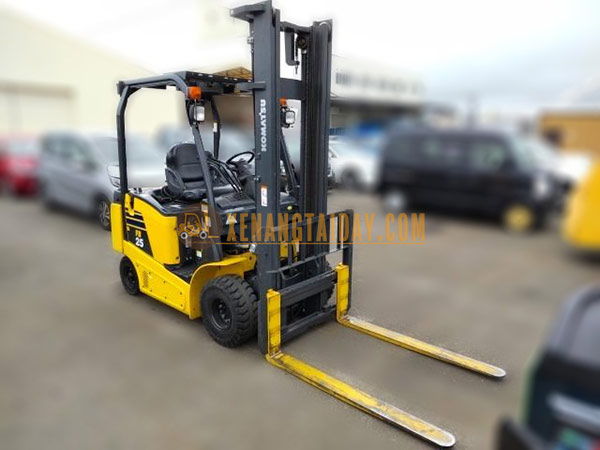 Xe nâng điện ngồi lái KOMATSU FB25-12