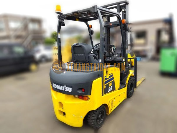 Xe nâng điện ngồi lái KOMATSU FB25-12