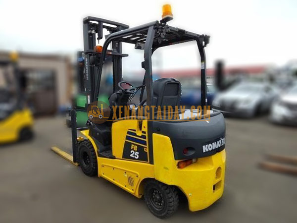 Xe nâng điện ngồi lái KOMATSU FB25-12