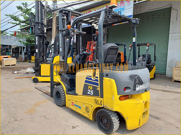 Xe nâng điện ngồi lái KOMATSU FB25-12