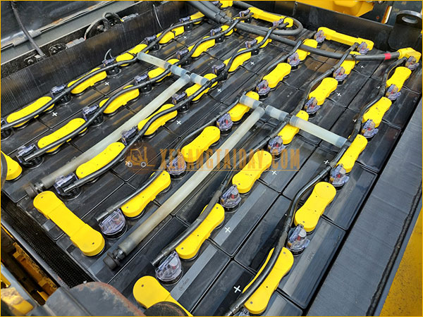 Xe nâng điện ngồi lái KOMATSU FB25-12