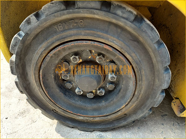 Xe nâng điện ngồi lái KOMATSU FB25-12