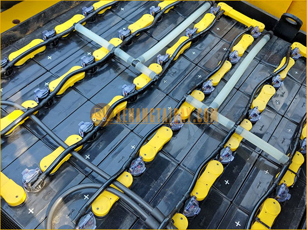 Xe nâng điện ngồi lái KOMATSU FB25-12