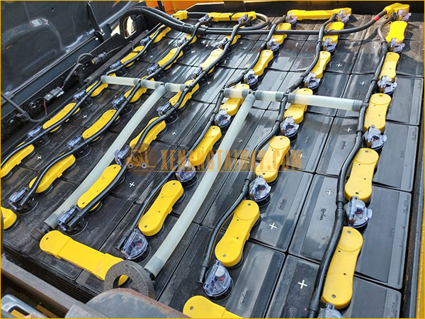 Xe nâng điện ngồi lái KOMATSU FB25-12