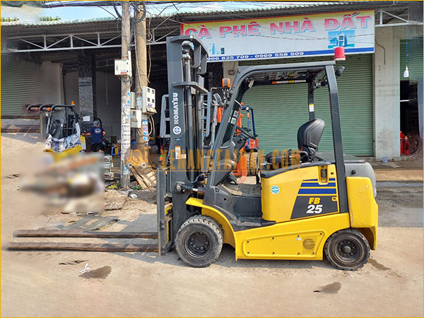 Xe nâng điện ngồi lái KOMATSU FB25-12