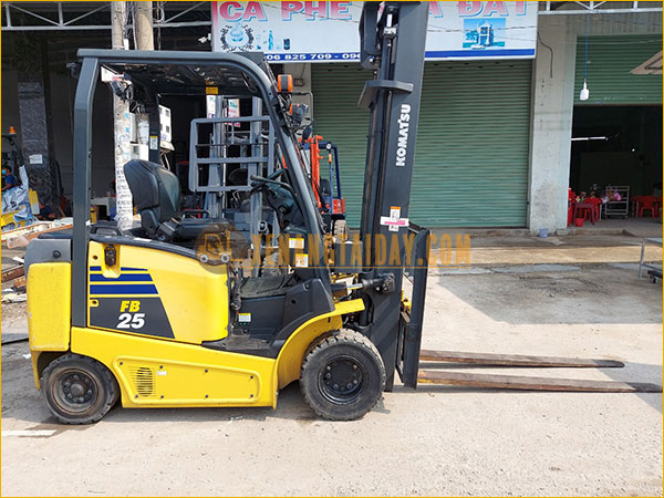 Xe nâng điện ngồi lái KOMATSU FB25-12