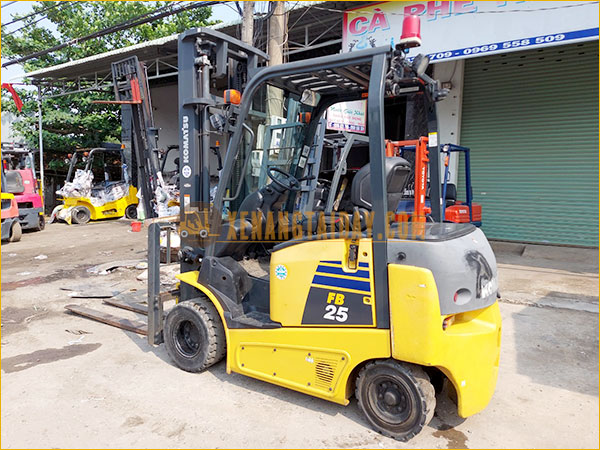 Xe nâng điện ngồi lái KOMATSU FB25-12
