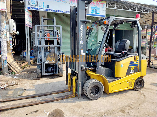Xe nâng điện ngồi lái KOMATSU FB25-12