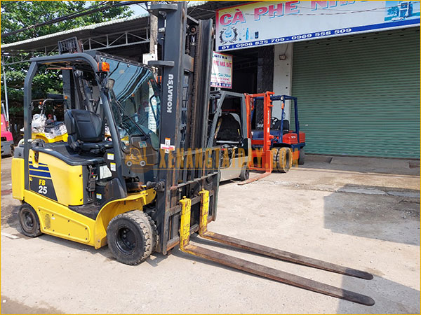 Xe nâng điện ngồi lái KOMATSU FB25-12