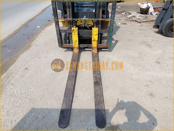 Xe nâng điện ngồi lái KOMATSU FB25-12