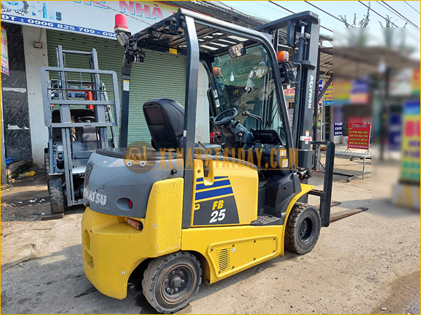 Xe nâng điện ngồi lái KOMATSU FB25-12