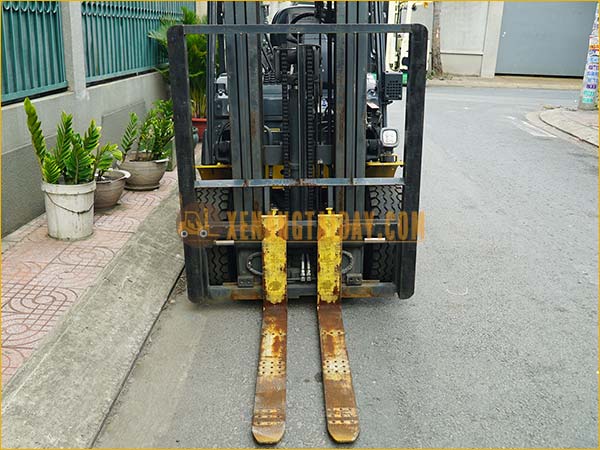 Xe nâng điện ngồi lái KOMATSU FB25-12
