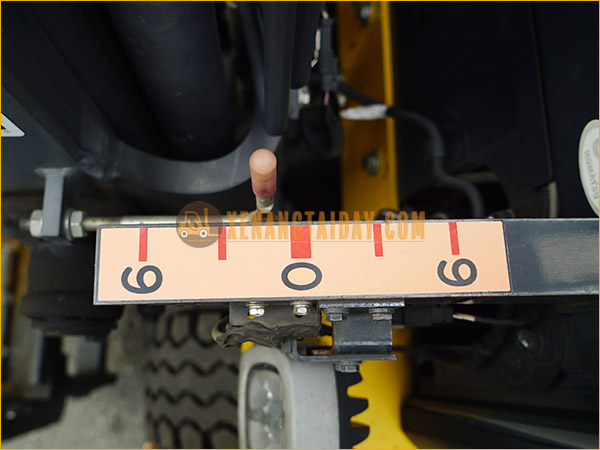 Xe nâng điện ngồi lái KOMATSU FB25-12