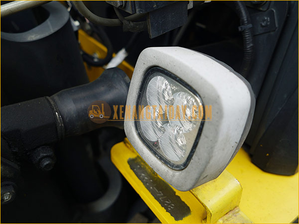 Xe nâng điện ngồi lái KOMATSU FB25-12