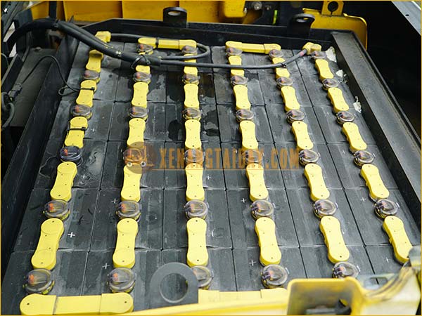 Xe nâng điện ngồi lái KOMATSU FB25-12