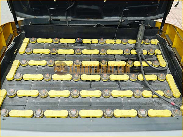 Xe nâng điện ngồi lái KOMATSU FB25-12