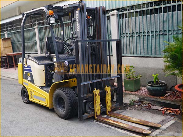 Xe nâng điện ngồi lái KOMATSU FB25-12