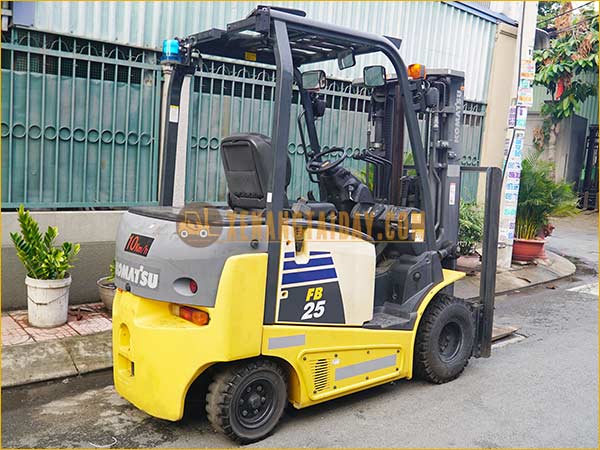 Xe nâng điện ngồi lái KOMATSU FB25-12
