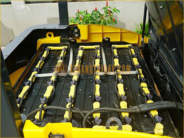 Xe nâng điện ngồi lái KOMATSU FB25-12