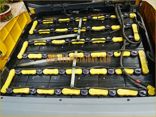 Xe nâng điện ngồi lái KOMATSU FB25-12