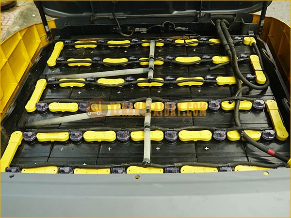 Xe nâng điện ngồi lái KOMATSU FB25-12