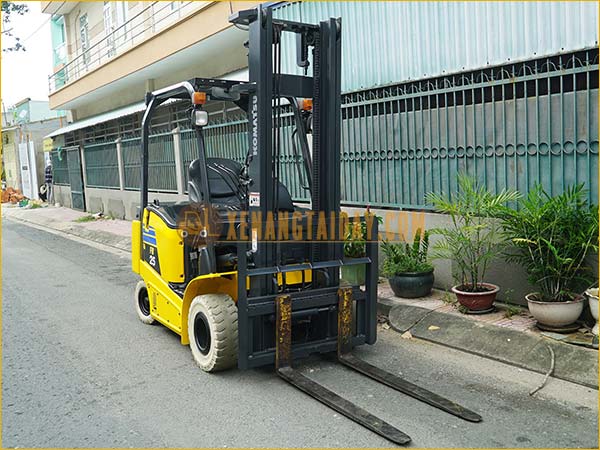 Xe nâng điện ngồi lái KOMATSU FB25-12