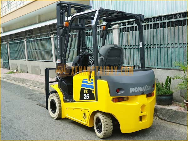 Xe nâng điện ngồi lái KOMATSU FB25-12