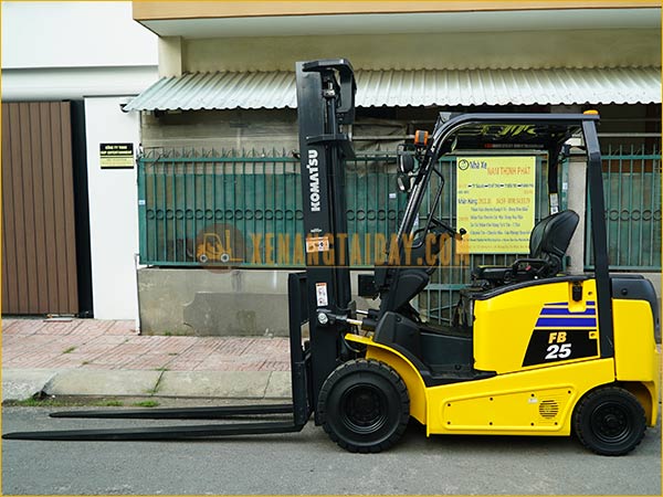Xe nâng điện ngồi lái KOMATSU FB25-12