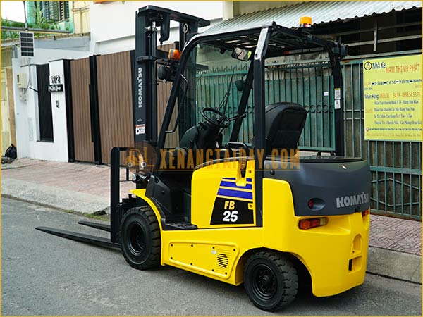 Xe nâng điện ngồi lái KOMATSU FB25-12