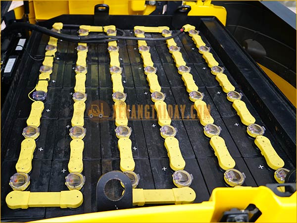 Xe nâng điện ngồi lái KOMATSU FB25-12
