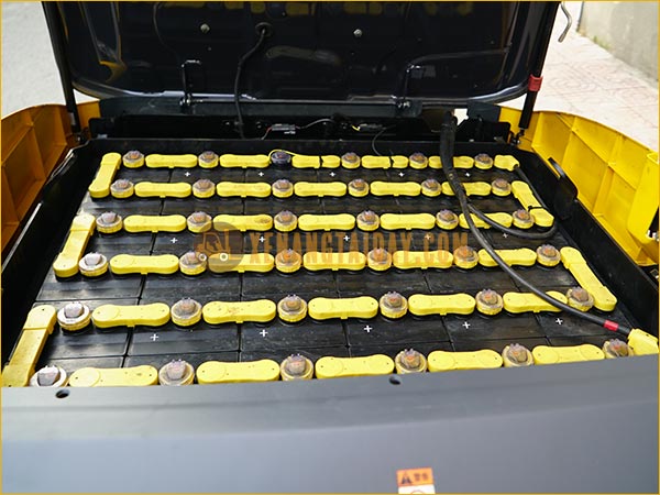 Xe nâng điện ngồi lái KOMATSU FB25-12