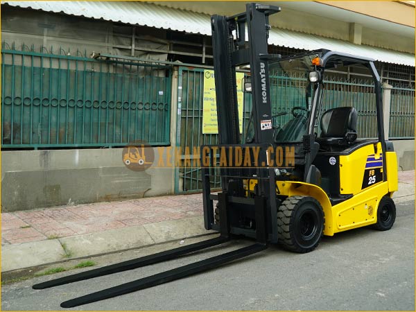 Xe nâng điện ngồi lái KOMATSU FB25-12