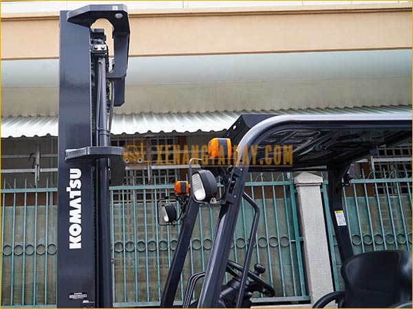 Xe nâng điện ngồi lái KOMATSU FB25-12 gắn bình điện axít chì 72V - 400Ah LIFTTOP VTDX400M