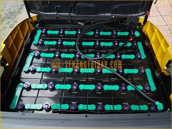 Xe nâng điện ngồi lái KOMATSU FB25-12 gắn bình điện axít chì 72V - 400Ah LIFTTOP VTDX400M