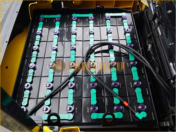 Xe nâng điện ngồi lái KOMATSU FB25-12 gắn bình điện axít chì 72V - 400Ah LIFTTOP VTDX400M