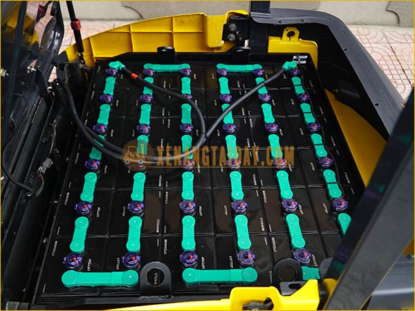 Xe nâng điện ngồi lái KOMATSU FB25-12 gắn bình điện axít chì 72V - 400Ah LIFTTOP VTDX400M
