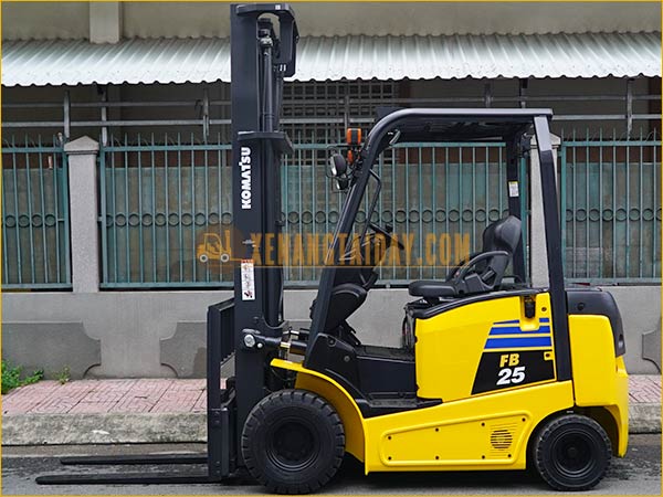 Xe nâng điện ngồi lái KOMATSU FB25-12 gắn bình điện axít chì 72V - 400Ah LIFTTOP VTDX400M