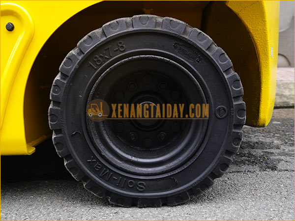 Xe nâng điện ngồi lái KOMATSU FB25-12 gắn bình điện axít chì 72V - 400Ah LIFTTOP VTDX400M