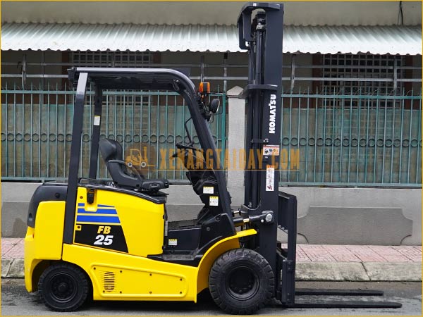 Xe nâng điện ngồi lái KOMATSU FB25-12 gắn bình điện axít chì 72V - 400Ah LIFTTOP VTDX400M