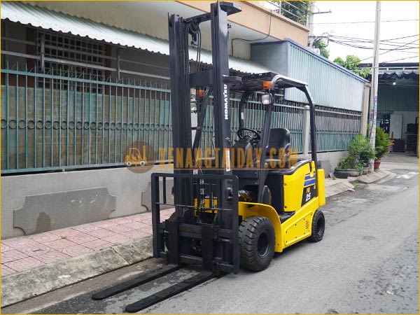 Xe nâng điện ngồi lái KOMATSU FB25-12 gắn bình điện axít chì 72V - 400Ah LIFTTOP VTDX400M