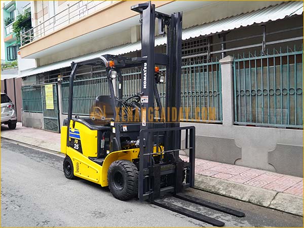 Xe nâng điện ngồi lái KOMATSU FB25-12 gắn bình điện axít chì 72V - 400Ah LIFTTOP VTDX400M