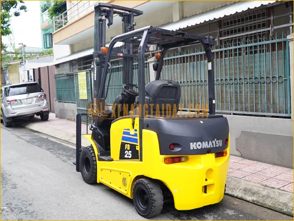 Xe nâng điện ngồi lái KOMATSU FB25-12 gắn bình điện axít chì 72V - 400Ah LIFTTOP VTDX400M