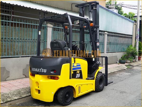 Xe nâng điện ngồi lái KOMATSU FB25-12 gắn bình điện axít chì 72V - 400Ah LIFTTOP VTDX400M