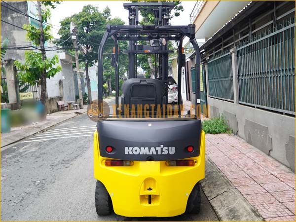 Xe nâng điện ngồi lái KOMATSU FB25-12 gắn bình điện axít chì 72V - 400Ah LIFTTOP VTDX400M