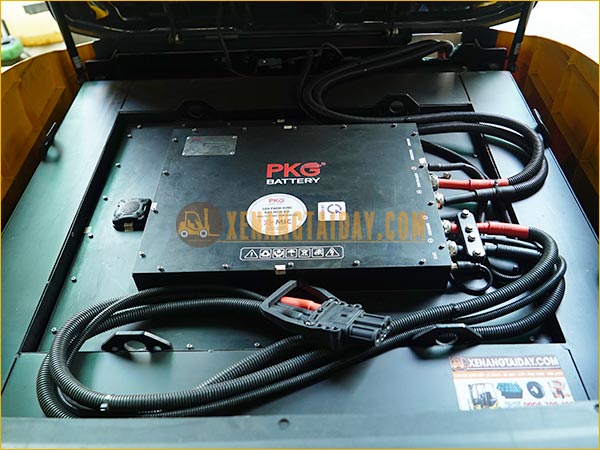 Xe nâng điện ngồi lái KOMATSU FB25-12 gắn pin lithum 72V - 340Ah PKGFF72340