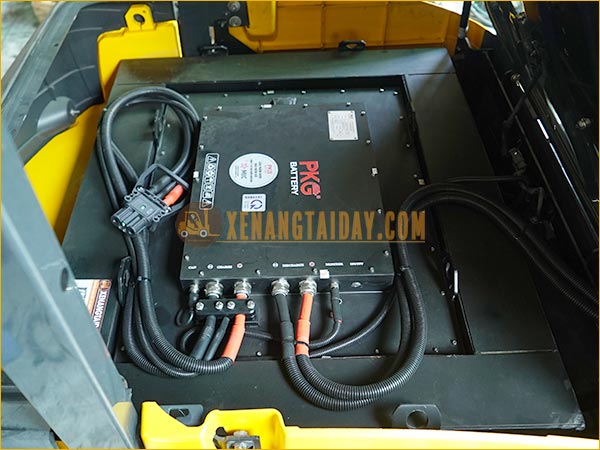 Xe nâng điện ngồi lái KOMATSU FB25-12 gắn pin lithum 72V - 340Ah PKGFF72340