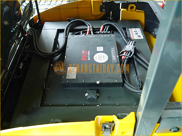 Xe nâng điện ngồi lái KOMATSU FB25-12 gắn pin lithum 72V - 340Ah PKGFF72340