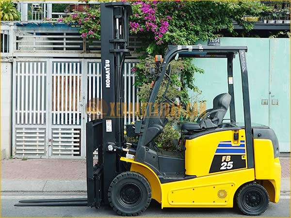 Xe nâng điện ngồi lái KOMATSU FB25-12 gắn pin lithum 72V - 340Ah PKGFF72340